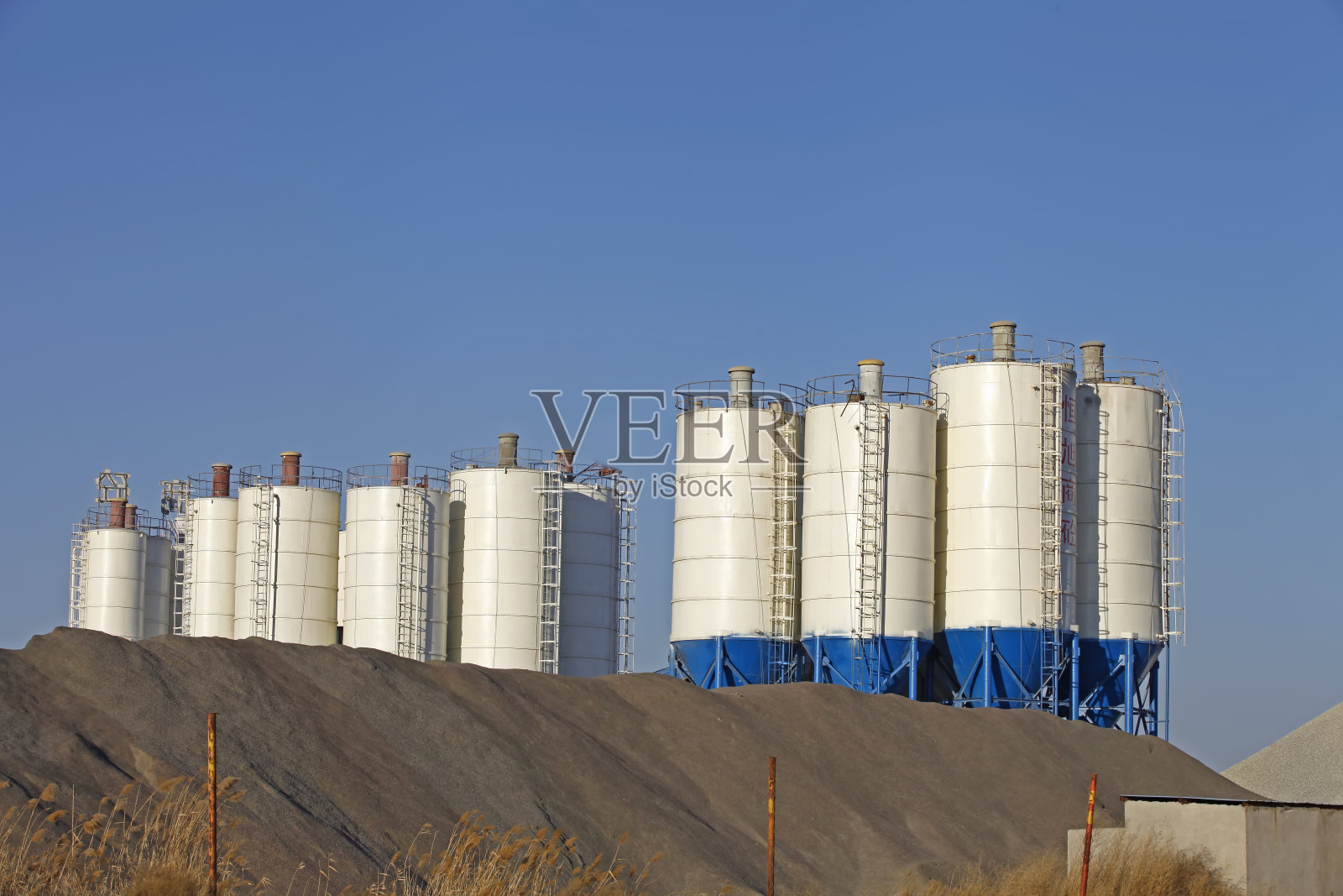 混凝土搅拌筒仓，现场施工设施。照片摄影图片