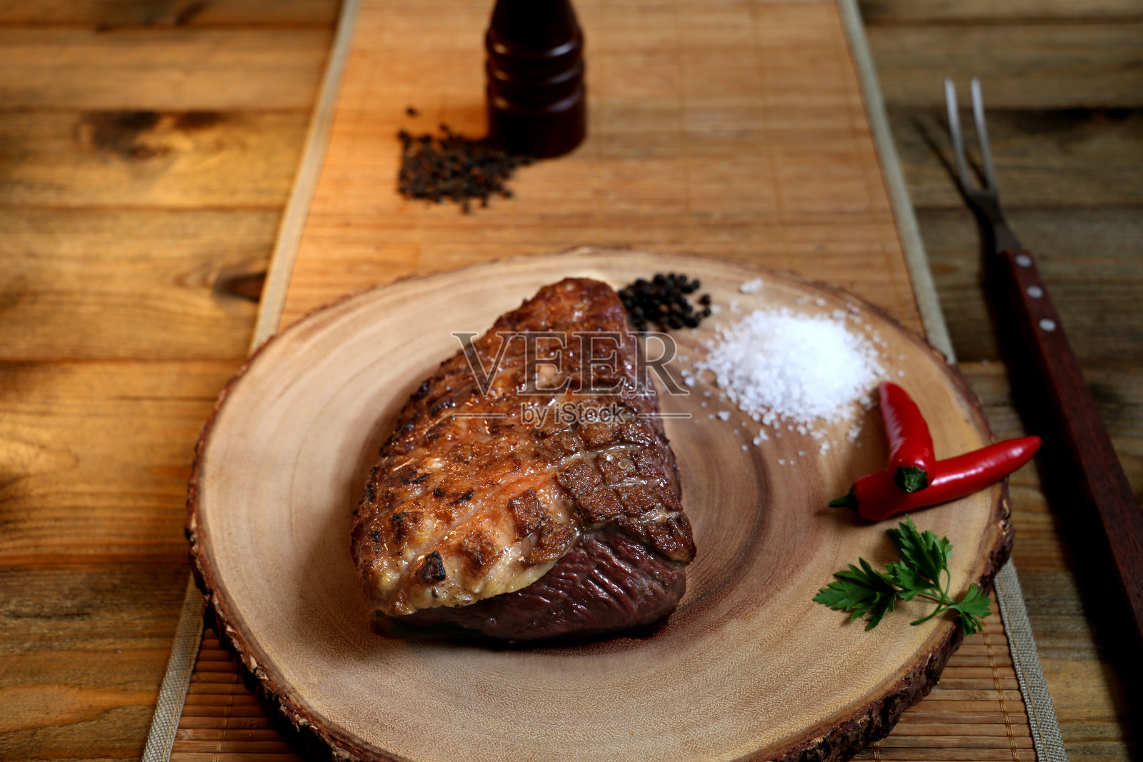 Picanha。传统罕见的巴西烤肉。在漂亮的木板上烤牛排照片摄影图片