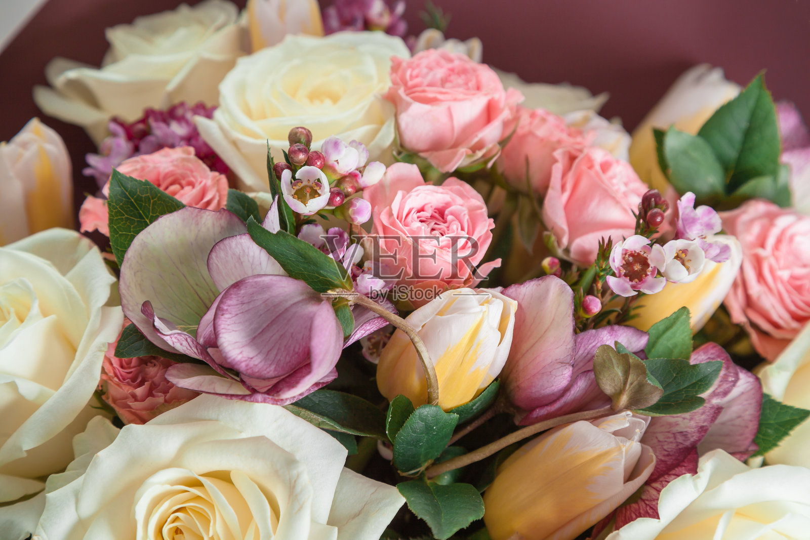 鲜花在花束的特写。粉色和白色的玫瑰，郁金香照片摄影图片