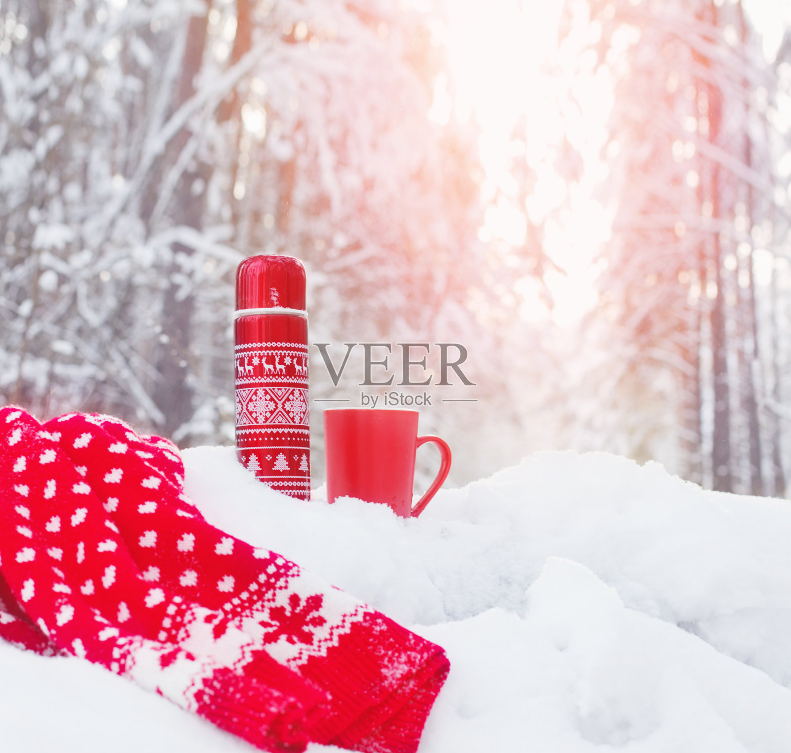 冬天森林里的红色热水瓶里的茶照片摄影图片