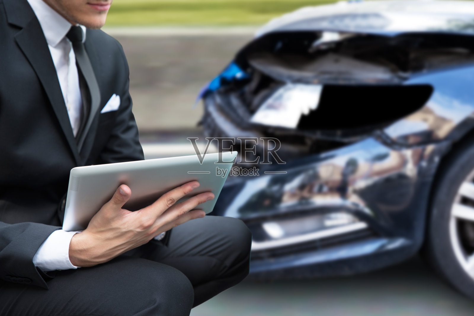 保险代理人或调查人员。车祸索赔报告照片摄影图片