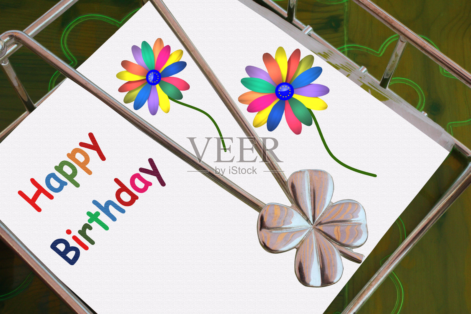 四叶三叶草幸运符生日快乐餐桌配件餐巾架照片摄影图片