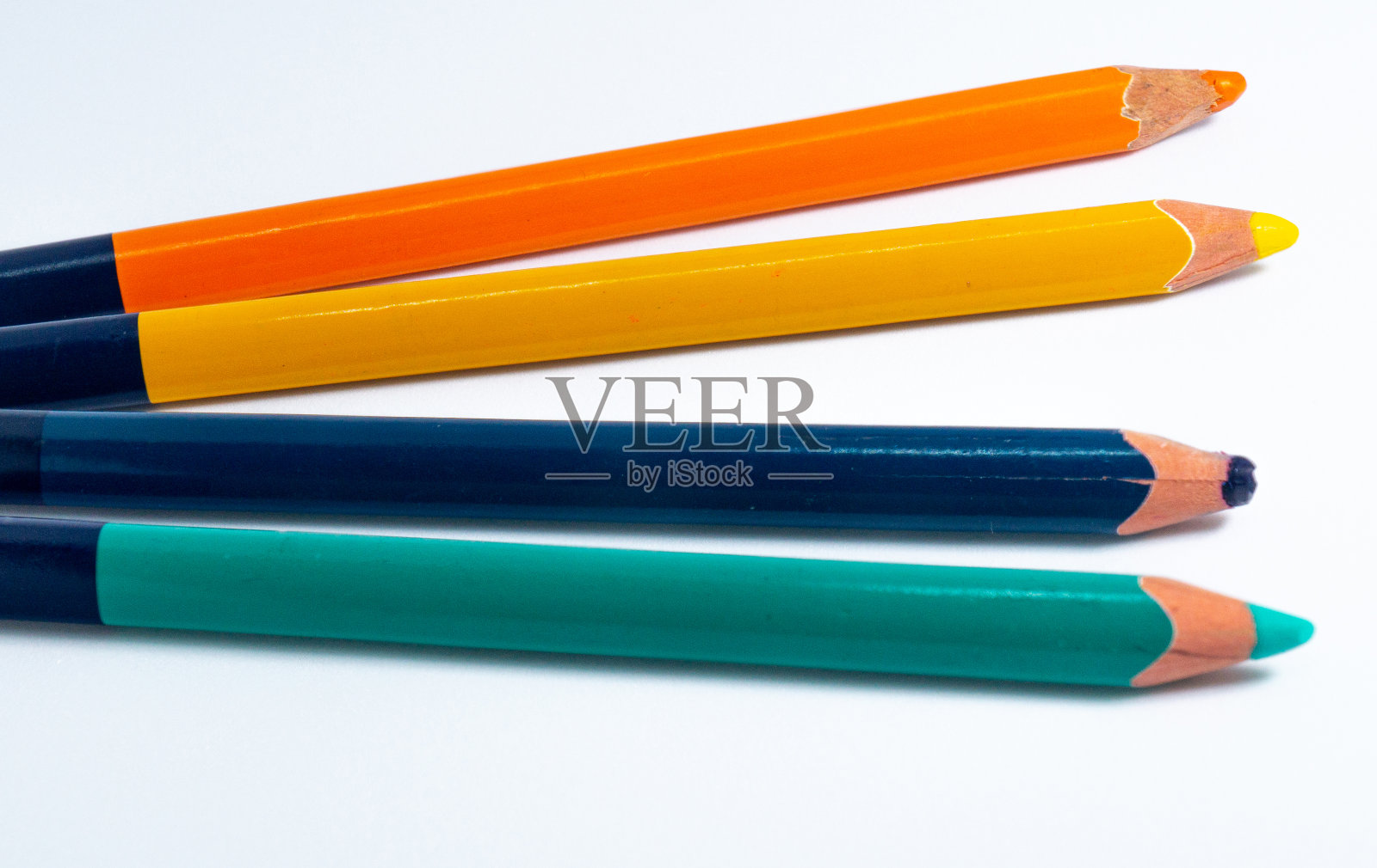 白色背景上的彩色铅笔照片摄影图片