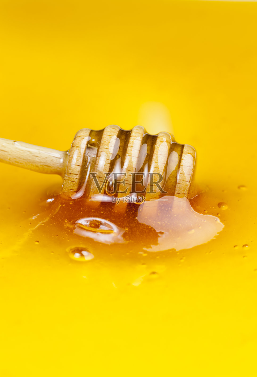 由蜜蜂采集的美味天然椴树蜂蜜照片摄影图片