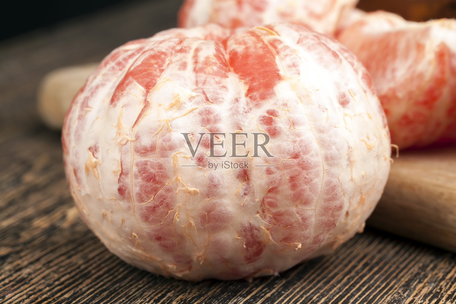 酸熟的葡萄柚去皮并分开照片摄影图片