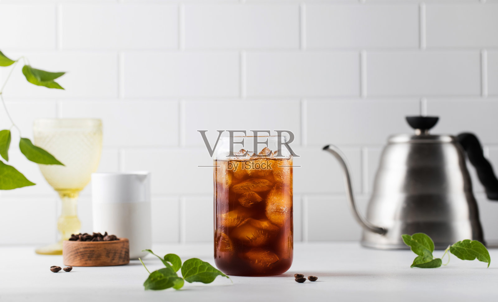 白背景上加冰块的清冷咖啡。Coldbrew。夏季饮料。照片摄影图片