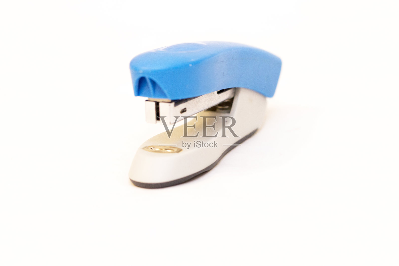 蓝色和灰色的订书机办公用品近距离隔离在白色照片摄影图片