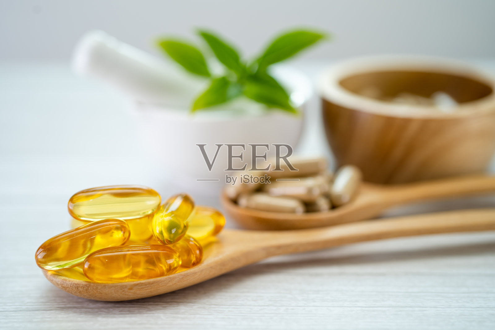 替代药物草药有机胶囊与维生素E欧米加3鱼油，矿物质，药物与草药叶天然补充健康良好的生活。照片摄影图片