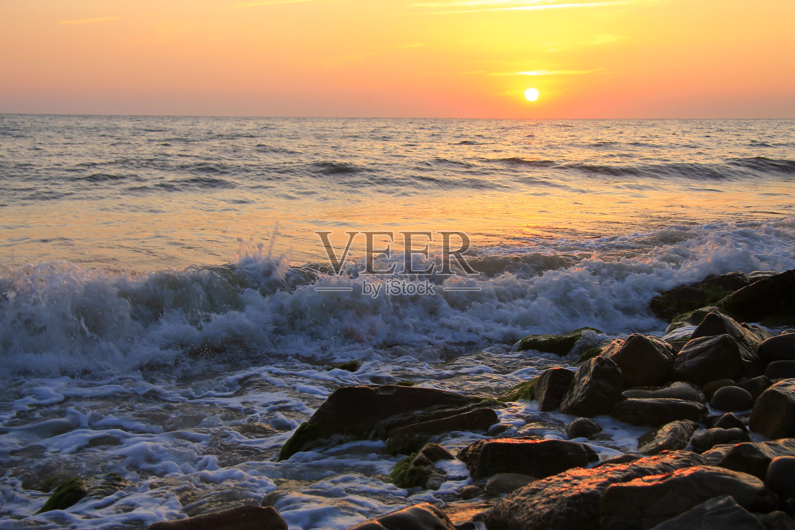 海面上的亚热带日落。黑海海岸照片摄影图片