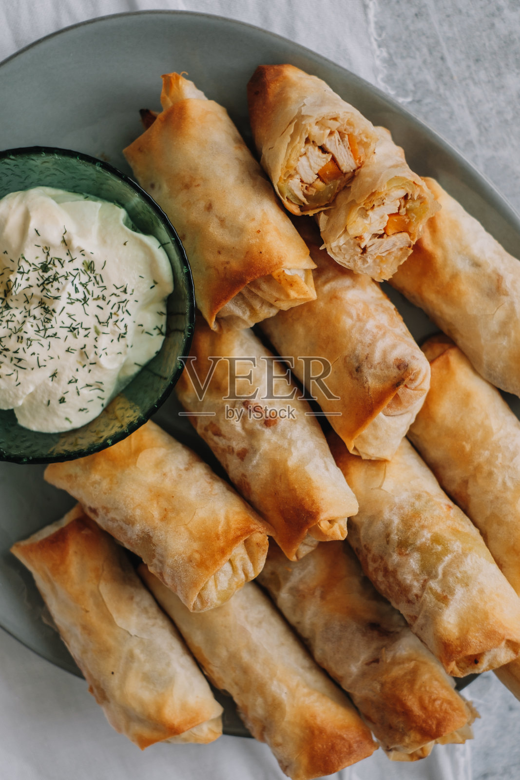 酱汁春卷照片摄影图片