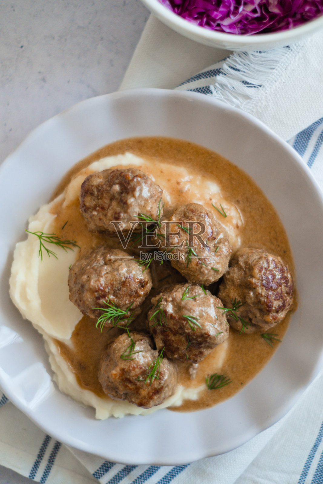 自制的肉丸放在盘子里照片摄影图片