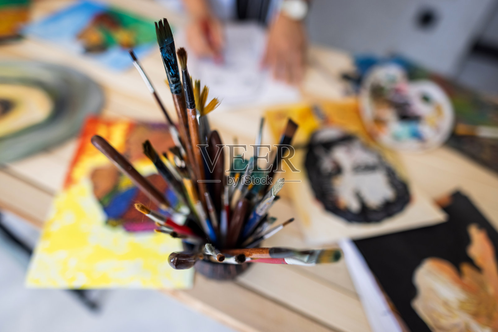 画室桌子上的画笔照片摄影图片