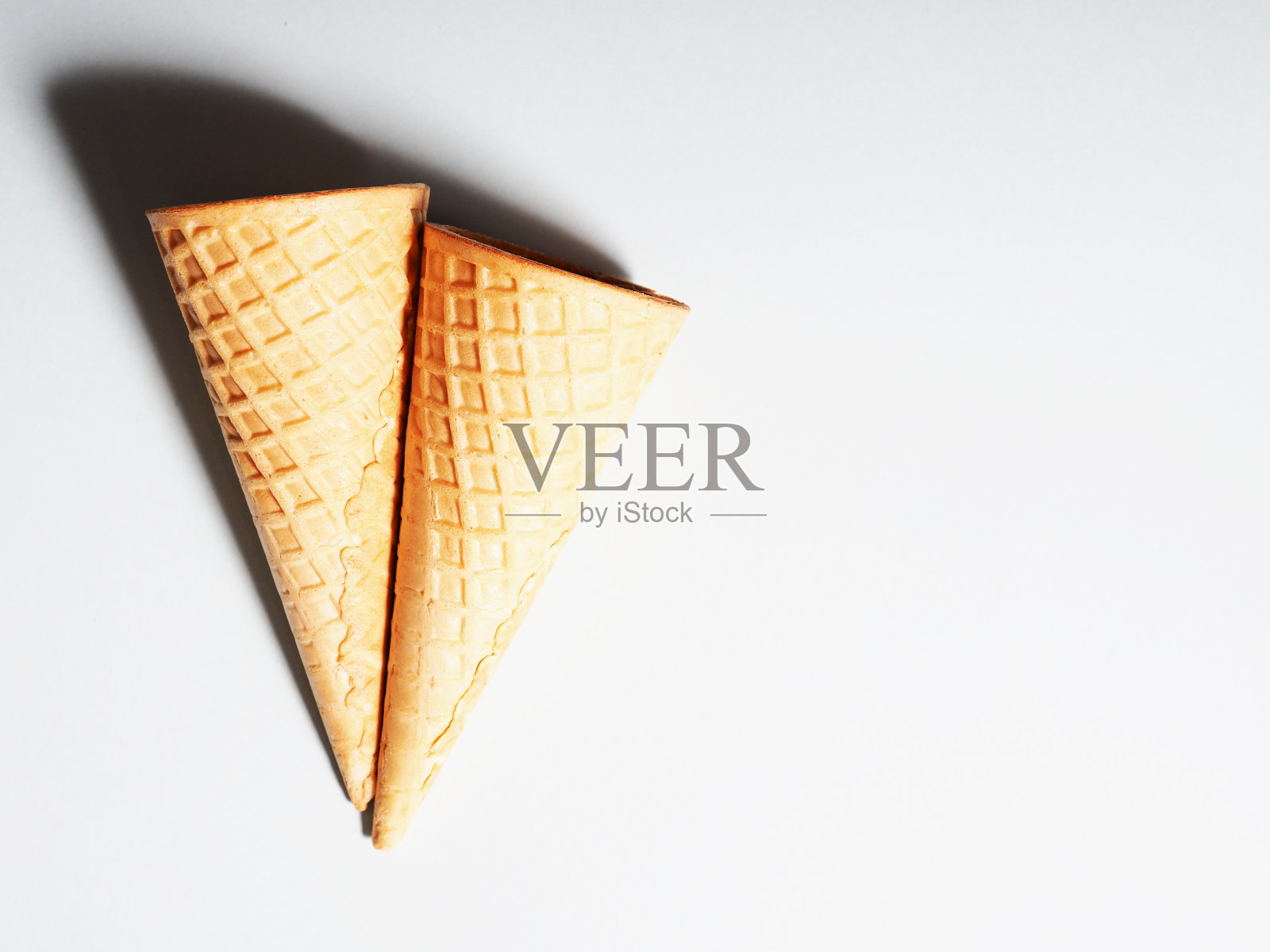 两个华夫饼杯冰淇淋在彩色的背景，极简主义风格照片摄影图片