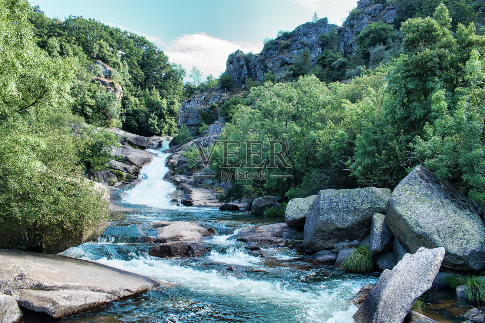 西班牙蓬特韦德拉省乌米亚河的塞加德瀑布照片摄影图片