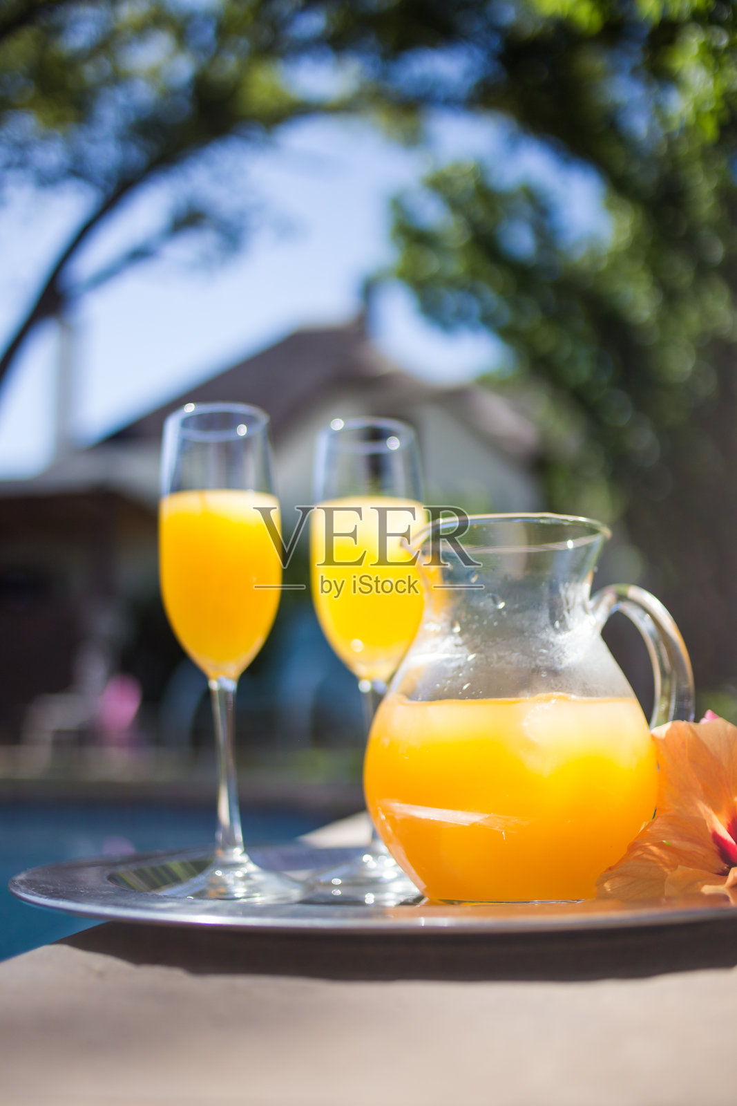 一个高档宾馆的一壶果汁和两个香槟杯的近距离图像照片摄影图片