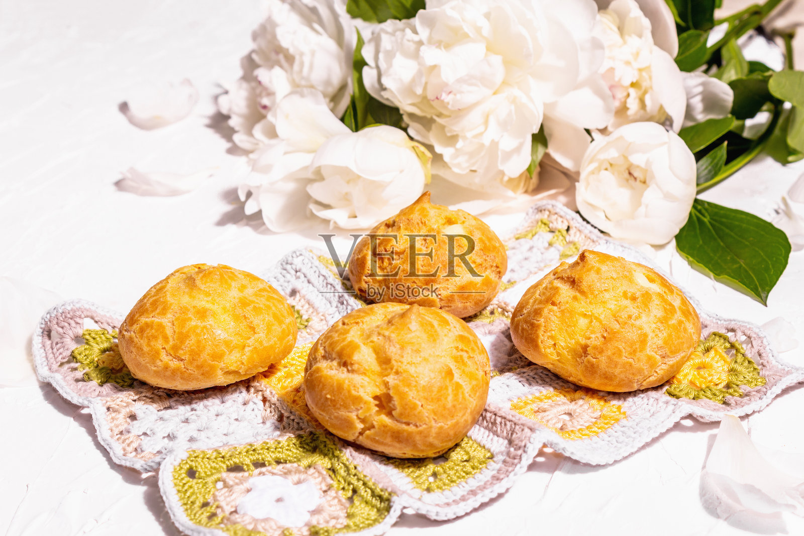 与蓝莓巧克力泡芙。蛋奶蛋糕，泡芙，木架子上的奶油泡芙照片摄影图片