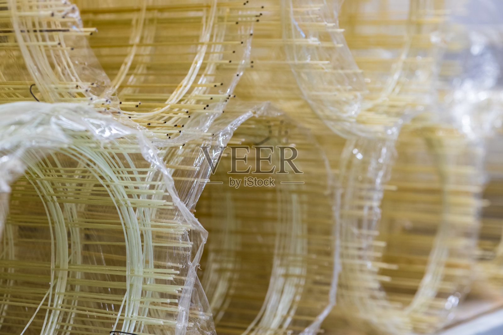 用于加固混凝土结构的玻璃纤维网。建筑行业。照片摄影图片