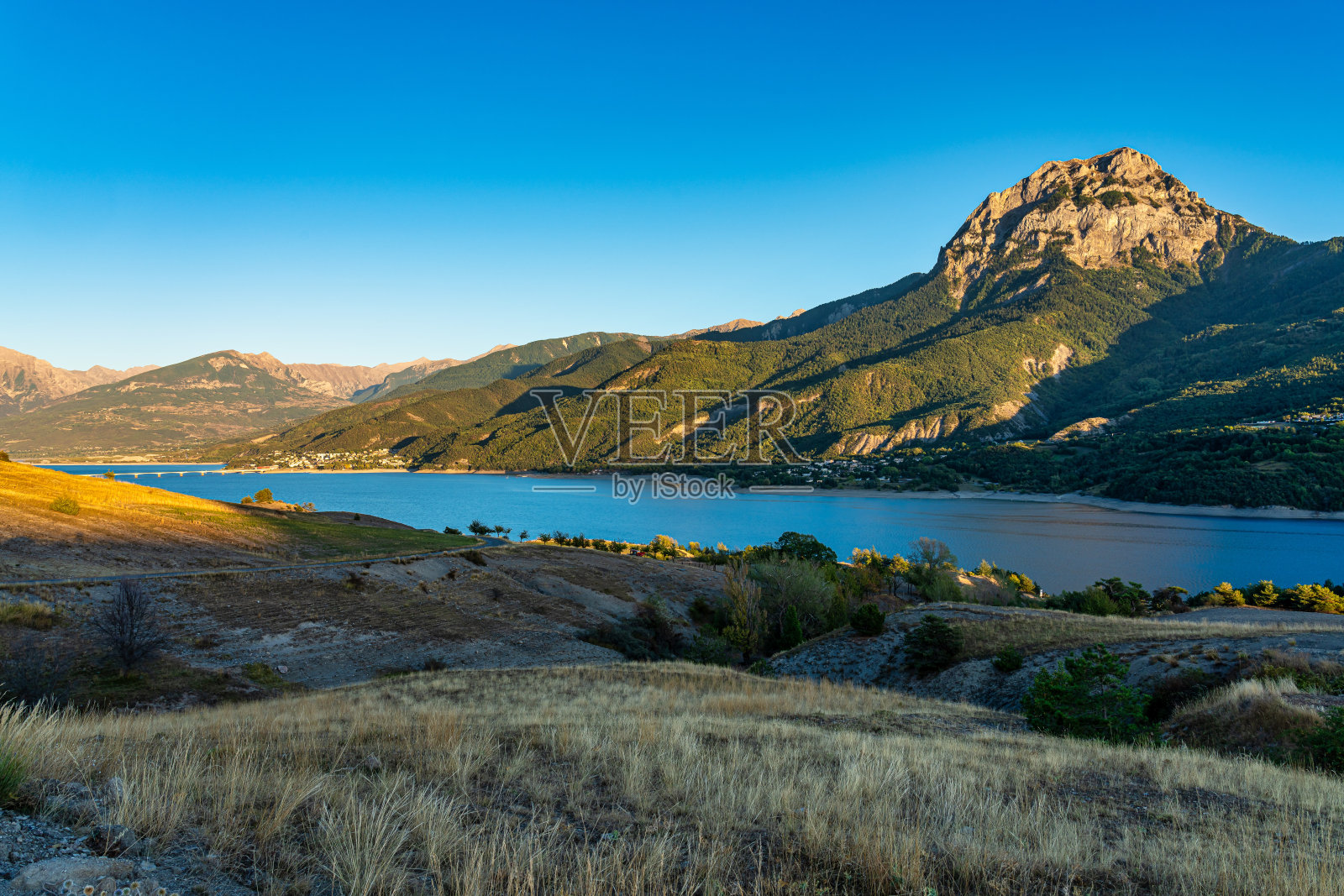 Serre-Poncon湖，Lac de Serre-Poncon是法国东南部靠近Gap的一个湖。照片摄影图片