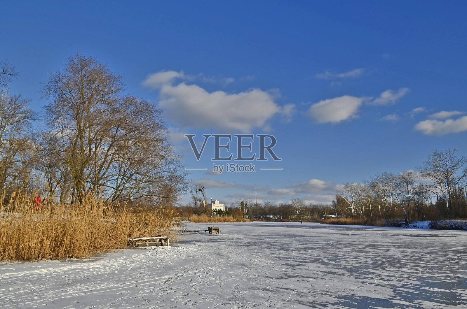 美丽的冰雪覆盖的河。照片摄影图片