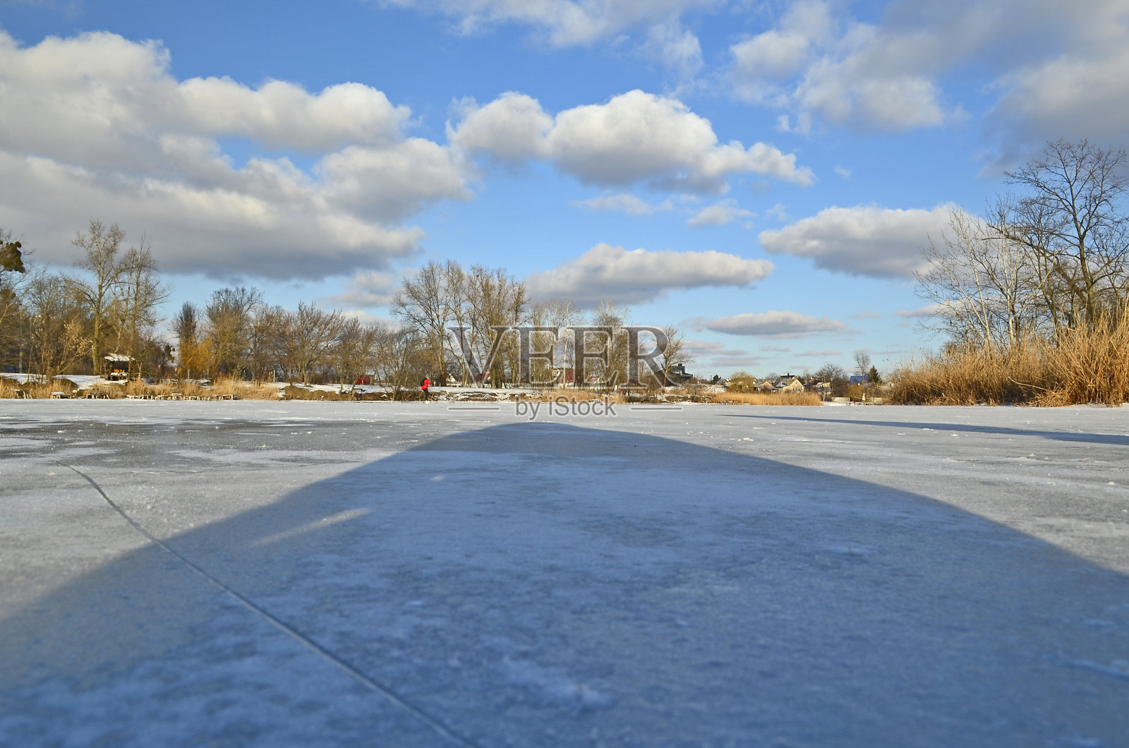 美丽的冰雪覆盖的河。照片摄影图片
