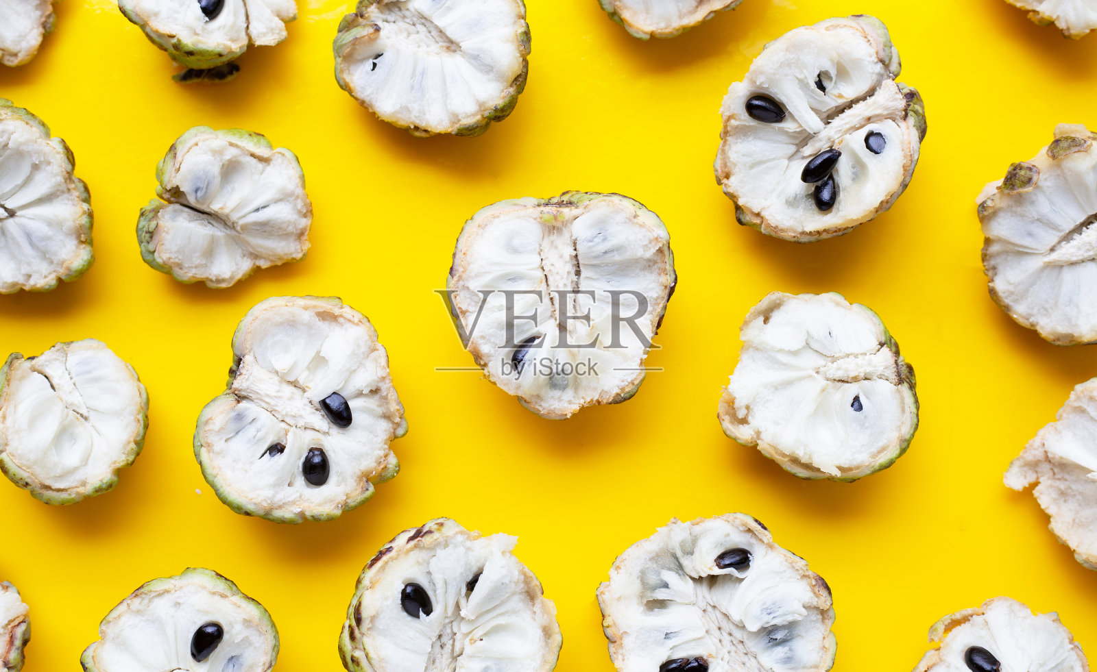 黄色背景上的蛋黄酱苹果。照片摄影图片