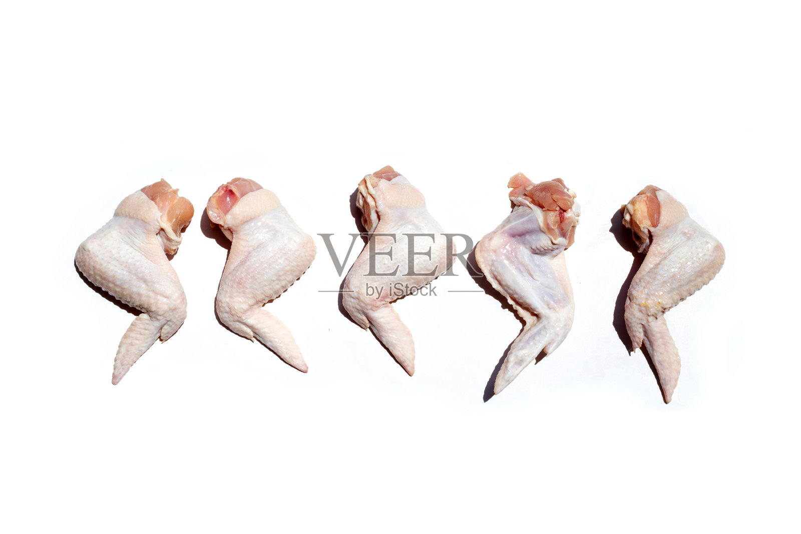 新鲜的生鸡翅在白色的背景。照片摄影图片