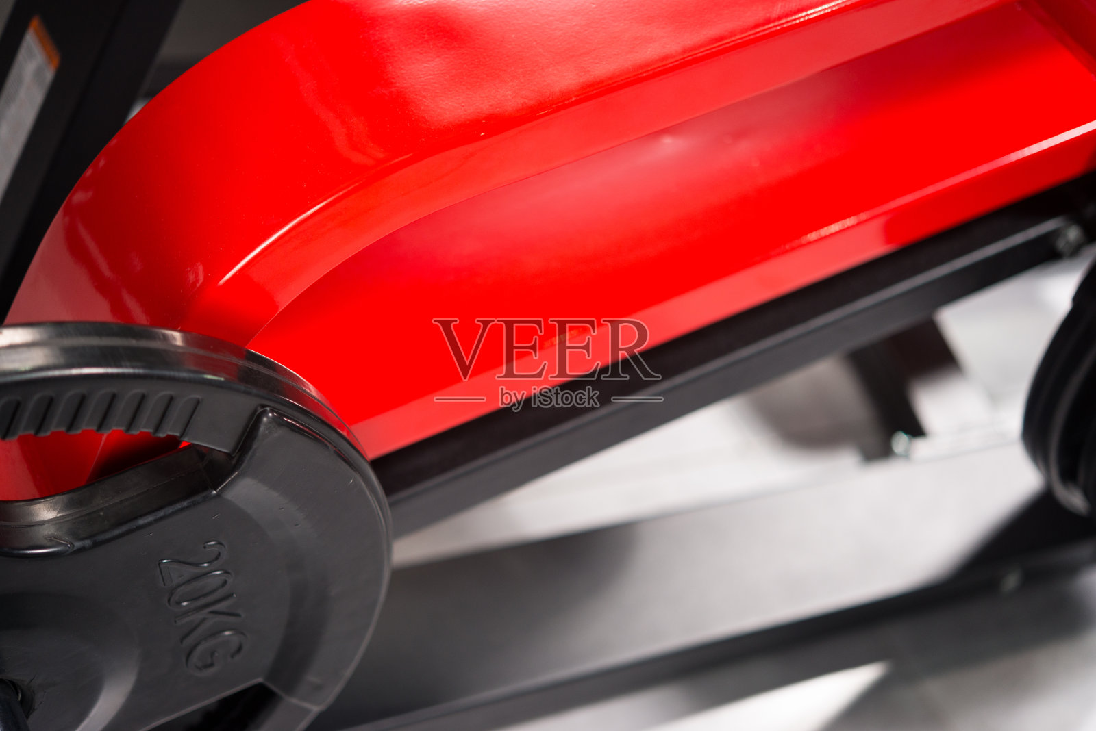 金属运动教练和杠铃在健身房，特写照片摄影图片