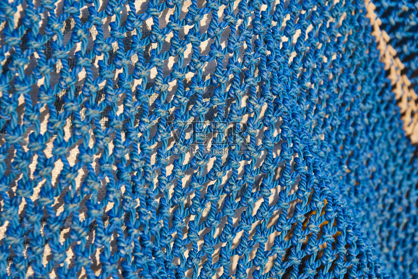 蓝色尼龙渔网。航海设备。海洋背景照片摄影图片
