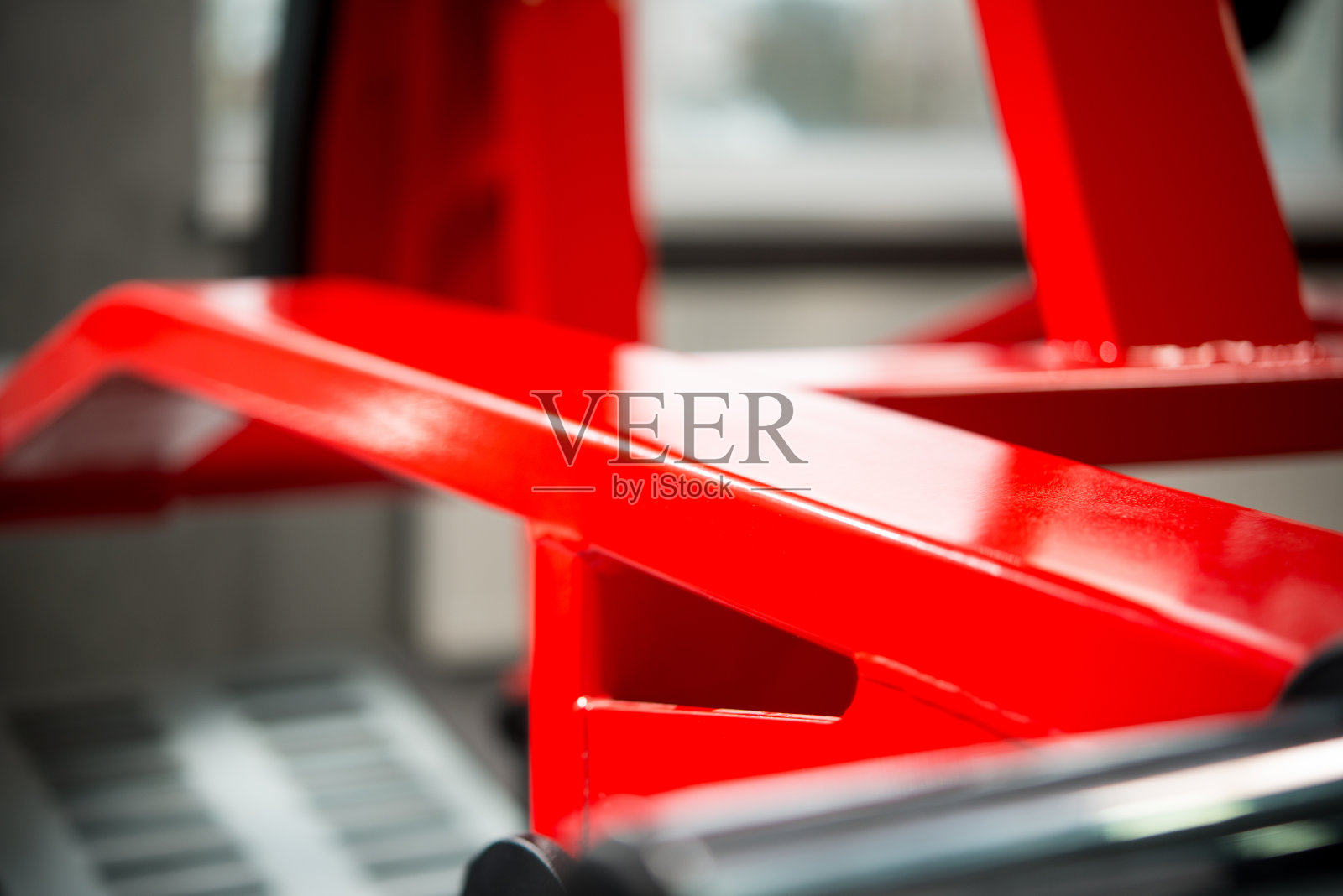 健身房里的金属健身教练，特写照片摄影图片