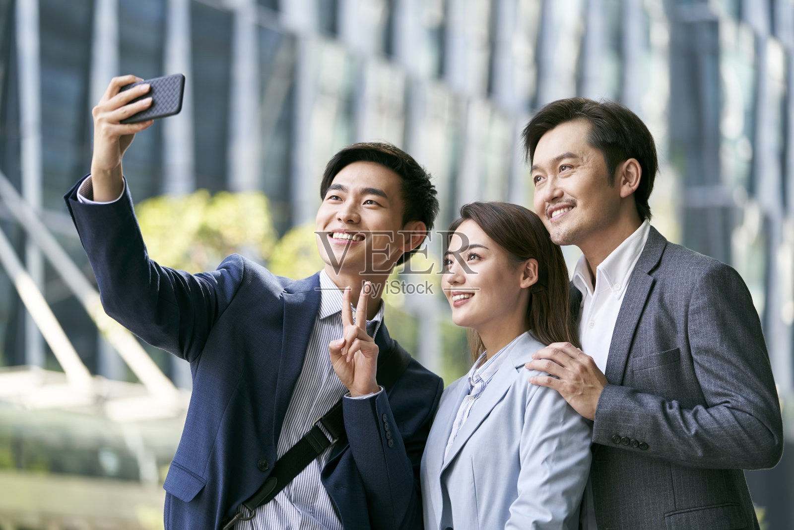 三名亚洲商人在街上自拍照片摄影图片