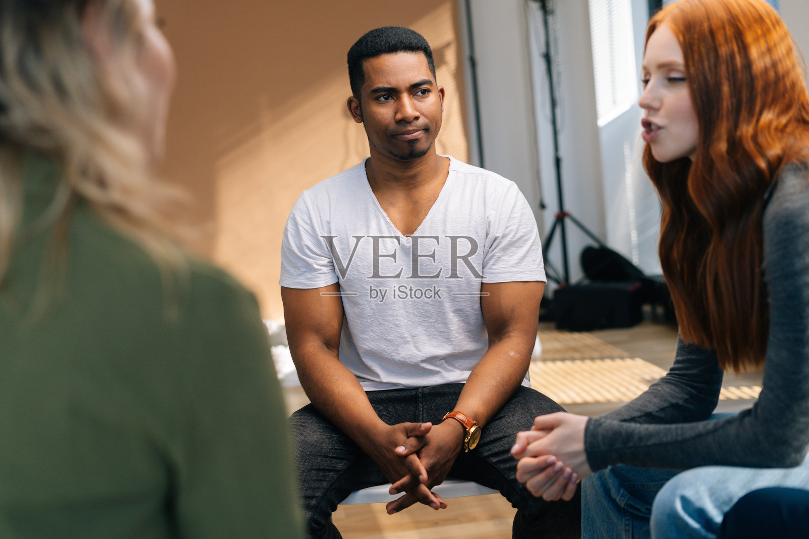 特写的非洲裔美国男性领导人解释新的战略，年轻的创意业务团队，在头脑风暴。照片摄影图片