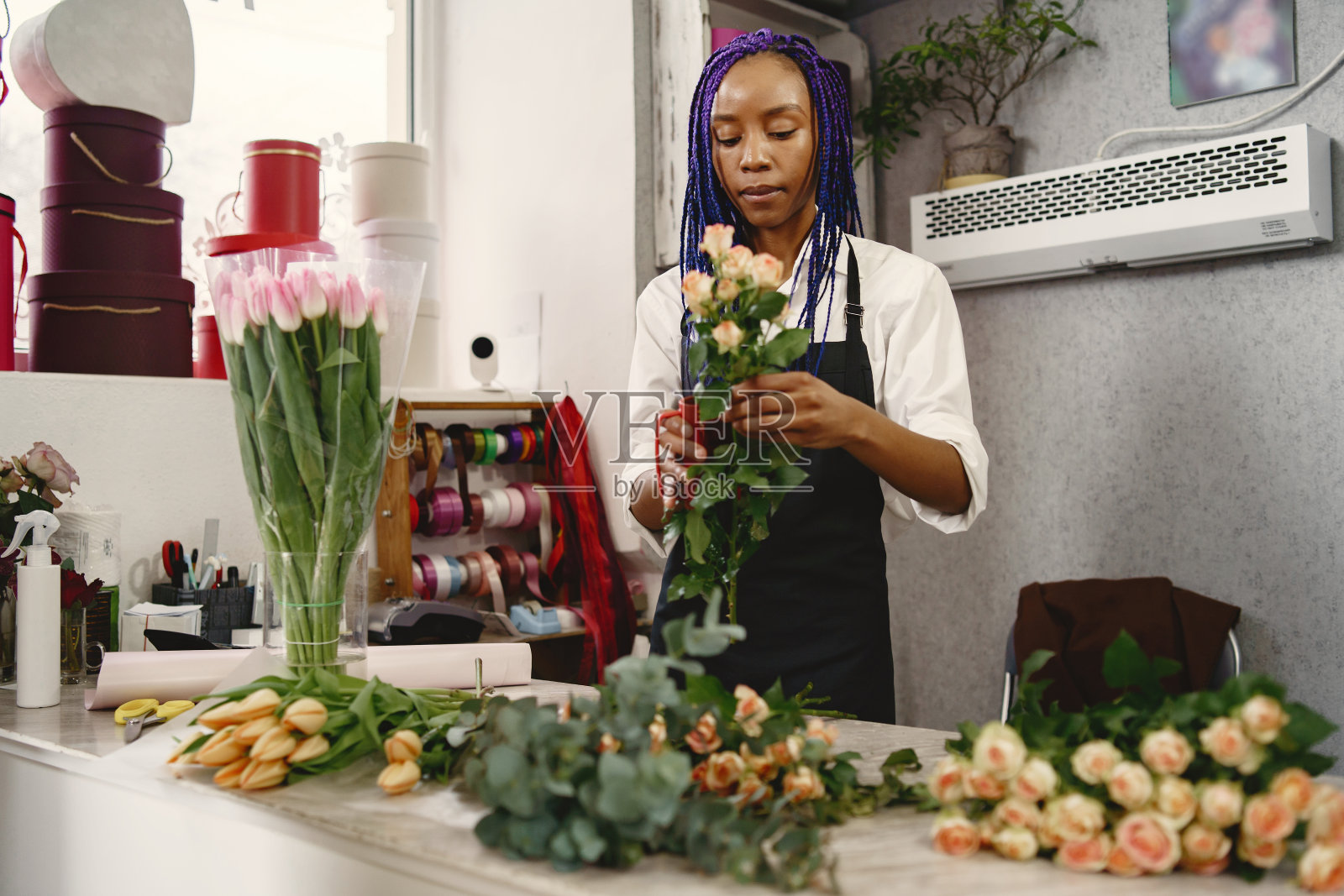 快乐的非裔美国人在花店的肖像照片摄影图片