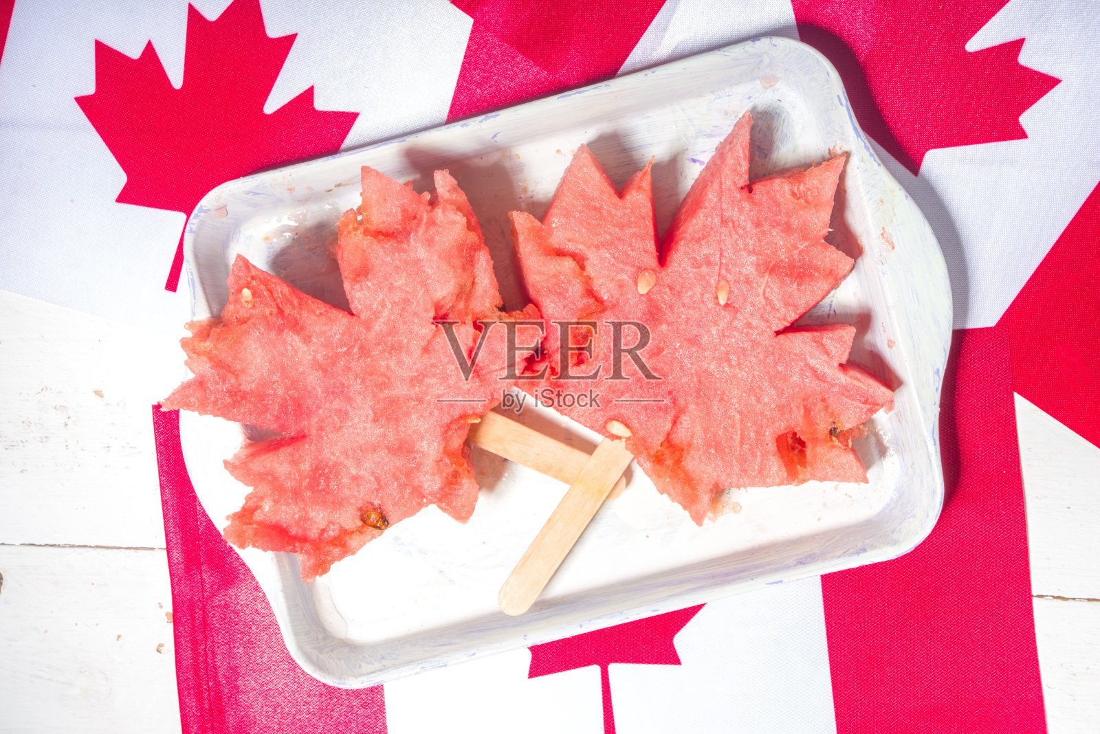 用西瓜片做成的枫叶照片摄影图片