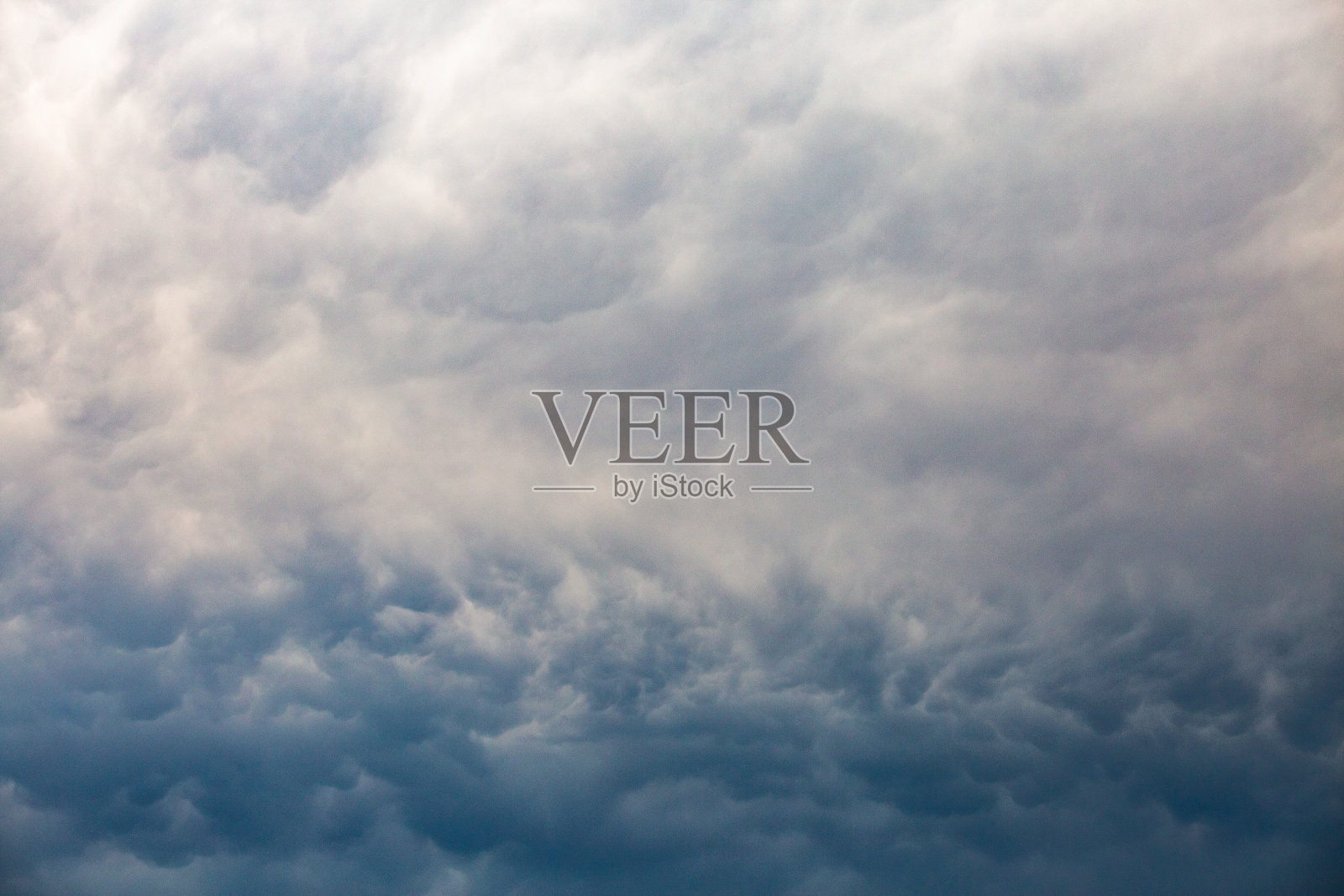 天空中乌云密布照片摄影图片