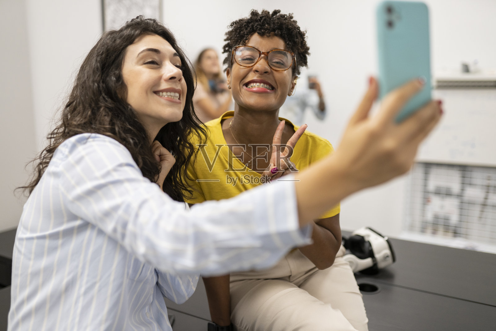 两个混血朋友在同事中自拍照片摄影图片