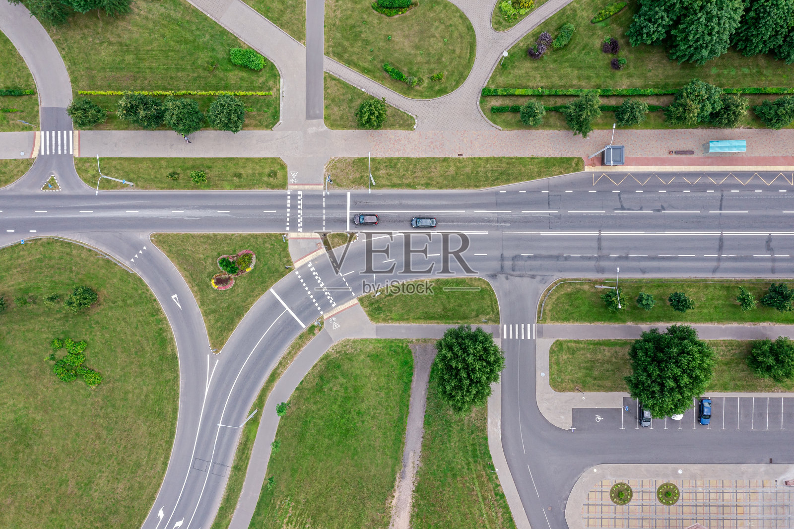 郊区小区道路与十字路口。城市交通基础设施。空中俯视图。照片摄影图片