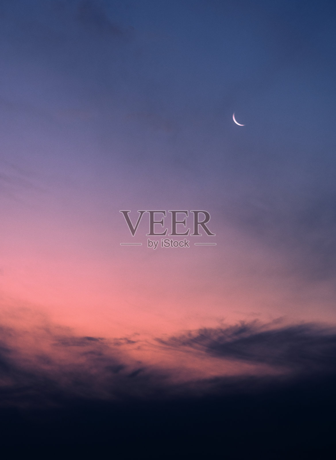 月亮在日落时升起照片摄影图片