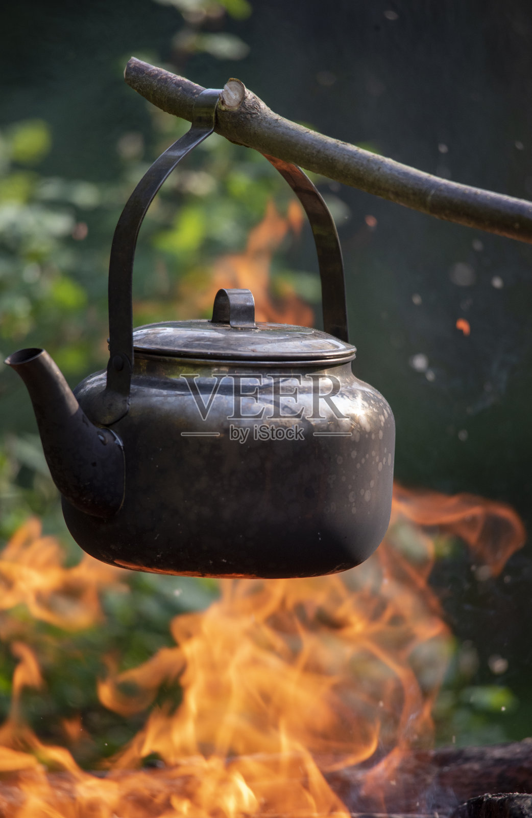 咖啡壶放在篝火上照片摄影图片