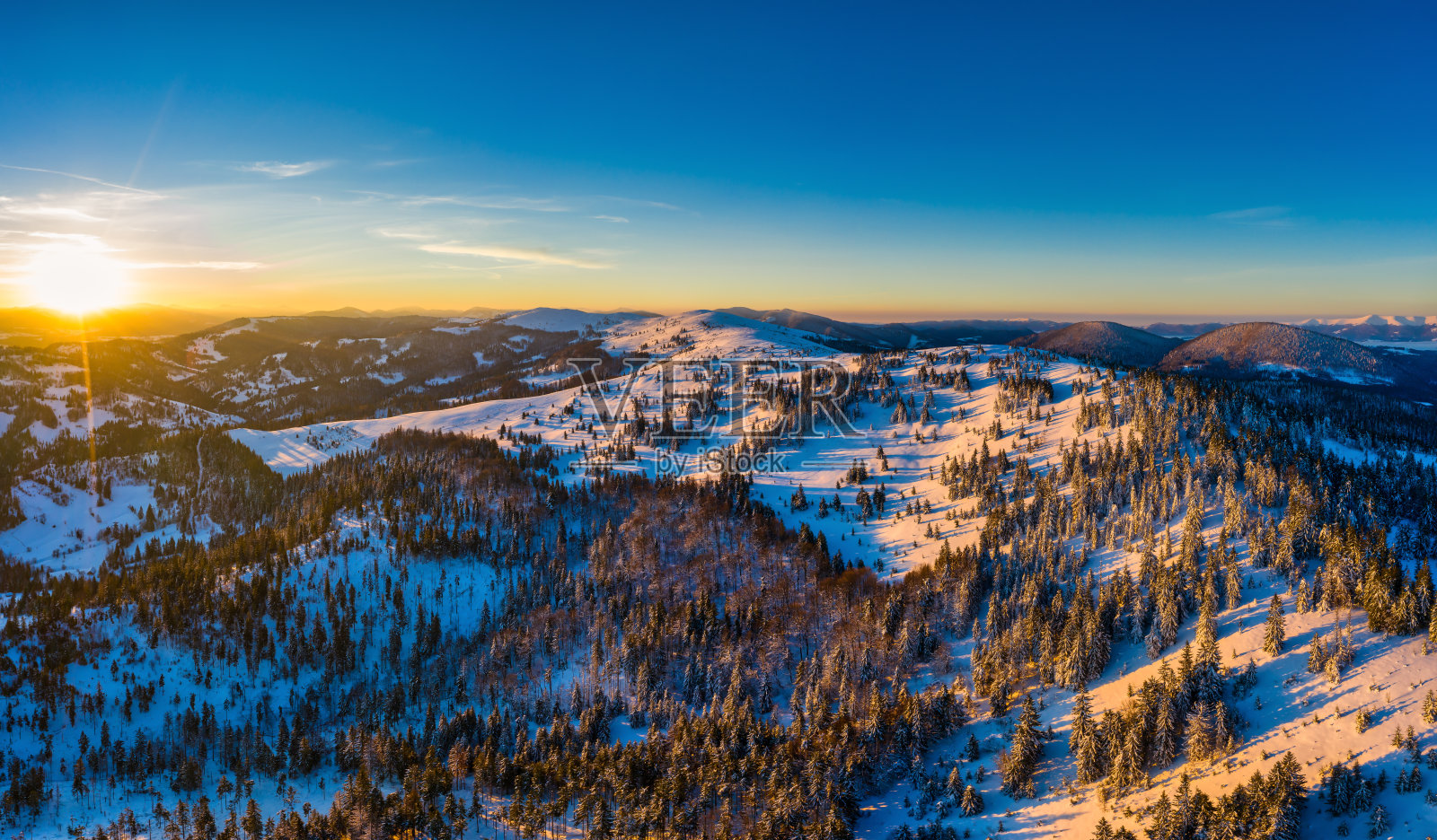 风景如画的冬季群山全景照片摄影图片