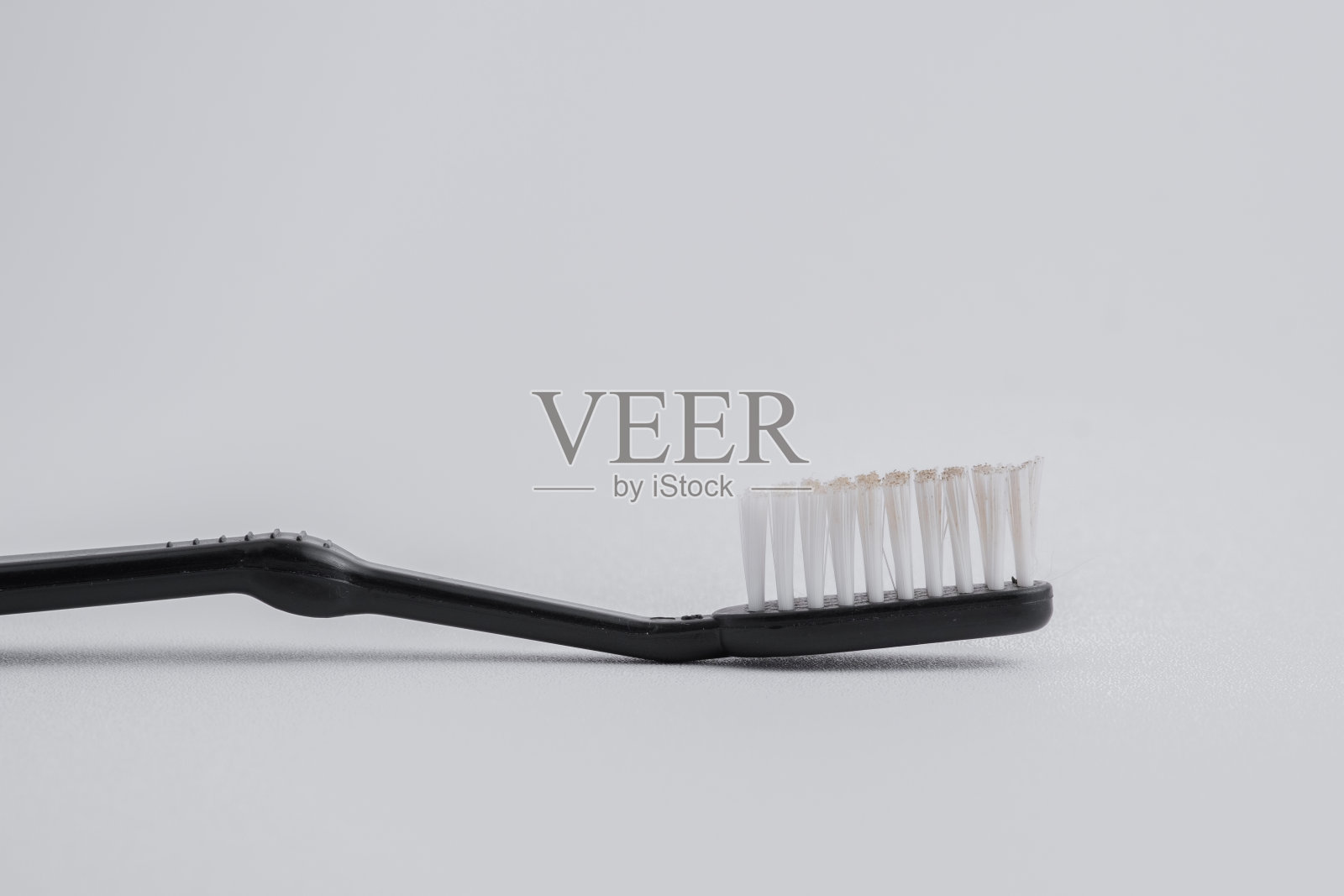用过的牙刷或白色背景上的黑色牙刷照片摄影图片