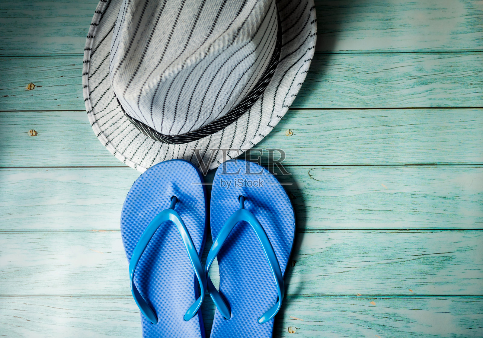 人字拖和条纹帽子照片摄影图片