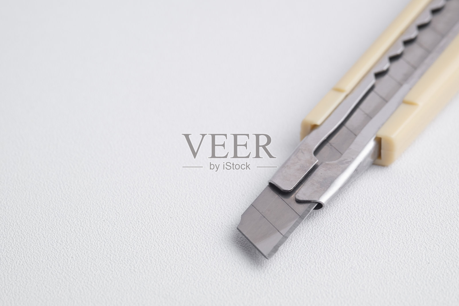 在白色背景上用过的切刀照片摄影图片