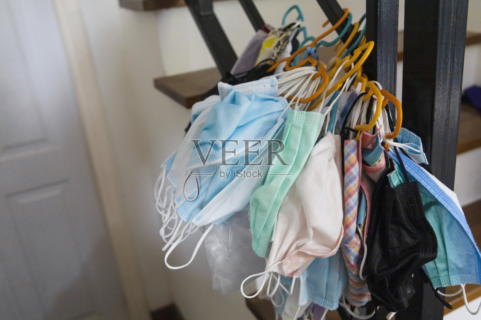 各种颜色的面具，用后挂在栏杆上照片摄影图片