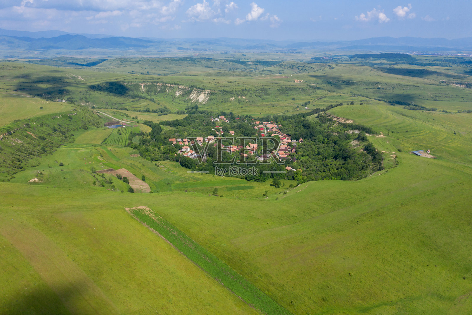 一架无人机飞过罗马尼亚特兰西瓦尼亚的一个村庄照片摄影图片