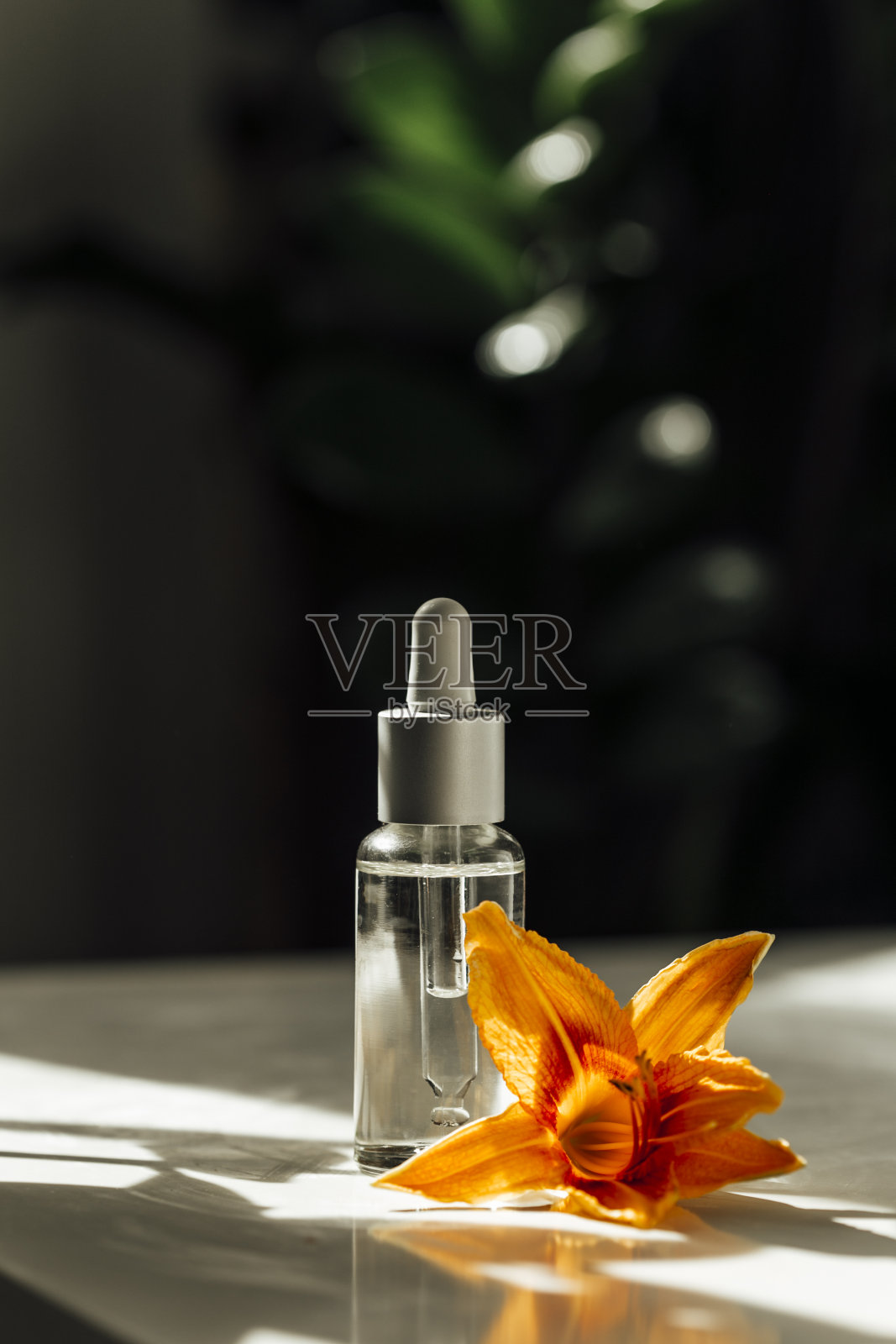 玻璃化妆品面部血清瓶与移液管照片摄影图片