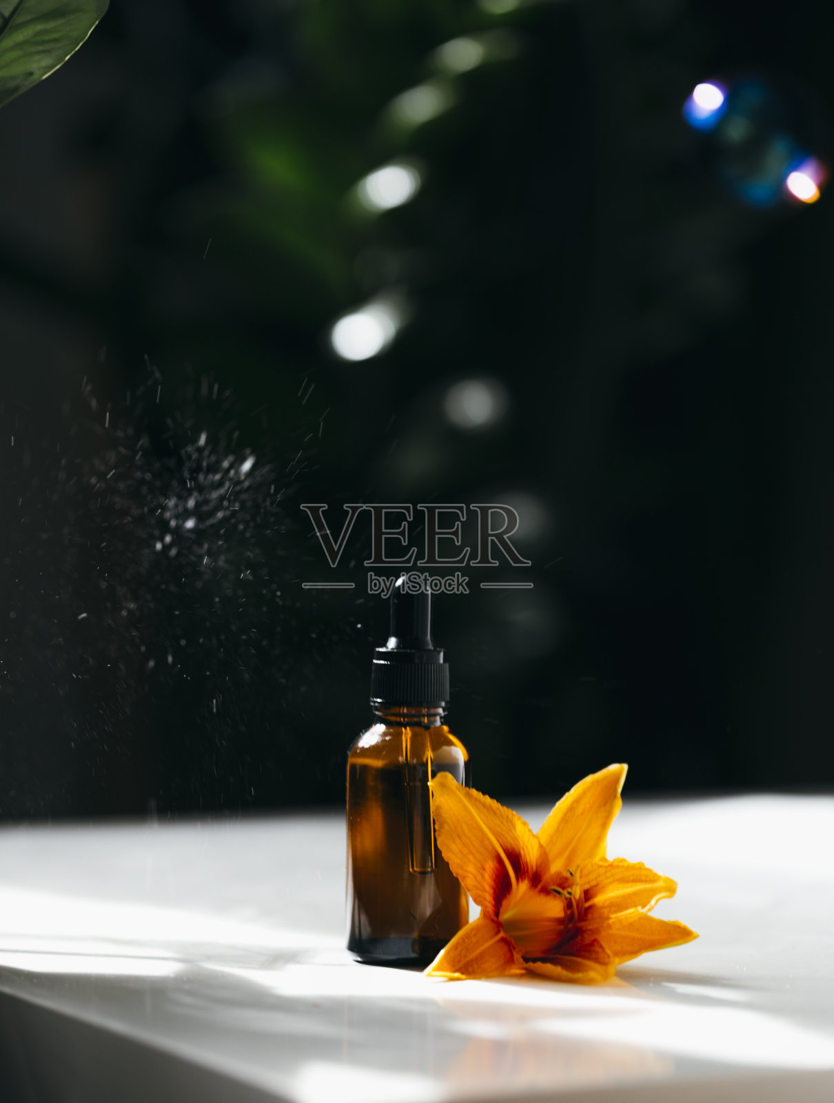 玻璃化妆品面部血清瓶与移液管照片摄影图片