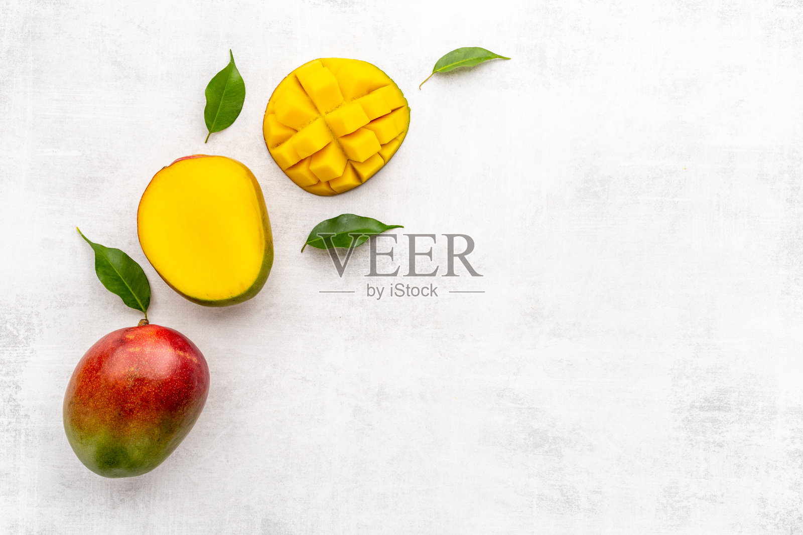 芒果和树叶的布局。热带水果的背景照片摄影图片