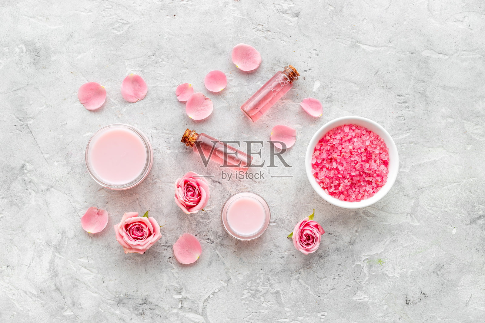 玫瑰液体与精油和海盐花照片摄影图片