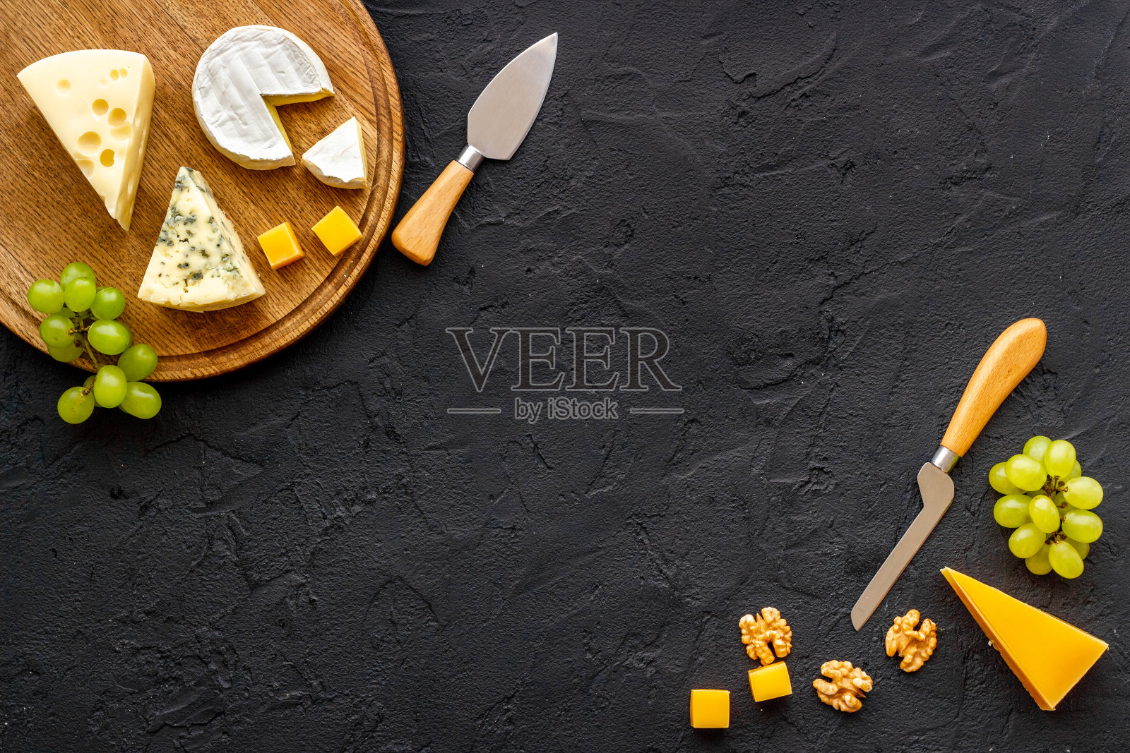 用奶酪刀切各种各样的奶酪。零食对葡萄酒照片摄影图片