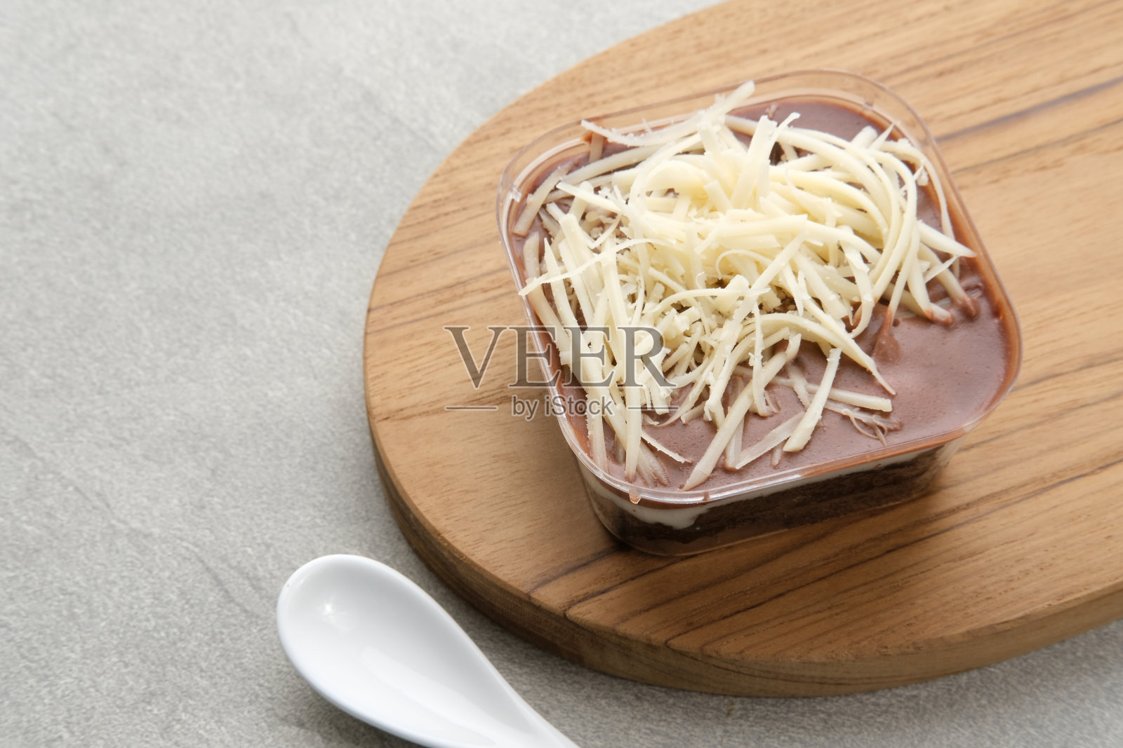 巧克力甜点盒，浇上芝士，奶油味鲜美。照片摄影图片